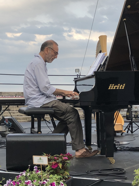 File:2023 07 24 Gardone Riviera soundcheck Vittorio Cosma Dietmar.png