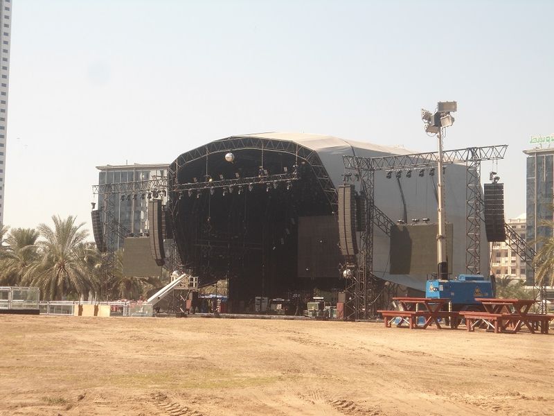 File:Dubai Media City Amphitheater Miquel.jpg