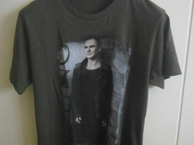 File:2011 07 29 black Sting photo t-shirt.jpg